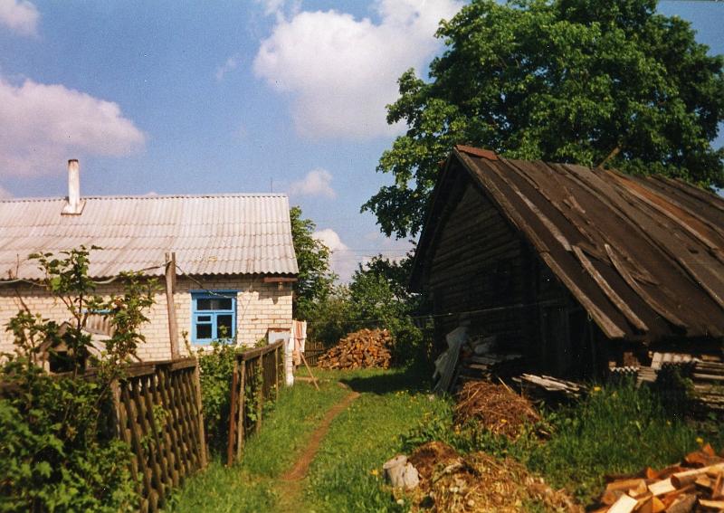 KKE 2372.jpg - Fot. Dom rodziny. Dom ciotki Bujko, Białoruś, 1985 r.